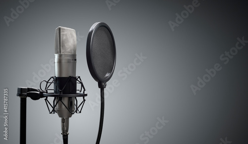 Fotografia Studio microphone and pop shield on mic stand against gray background