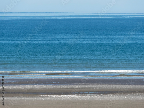 Playa de las grutas con el mar de fondo