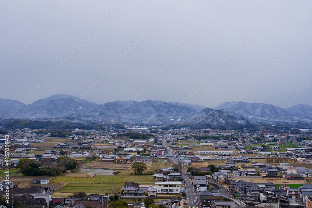 香川県三木町の町並み　遠方に雪の讃岐山脈