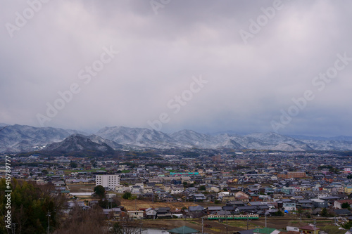 香川県三木町の町並み　遠方に雪の讃岐山脈 © KOZO