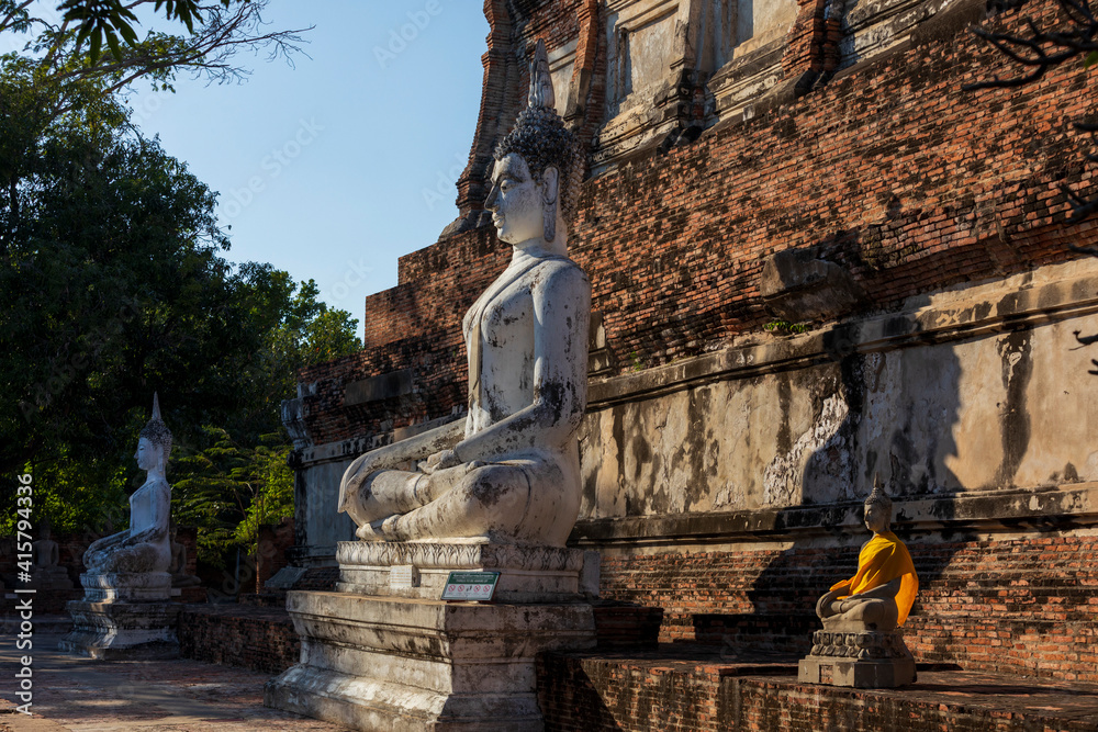 Obraz premium アユタヤの寺院ワットヤイチャイモンコン