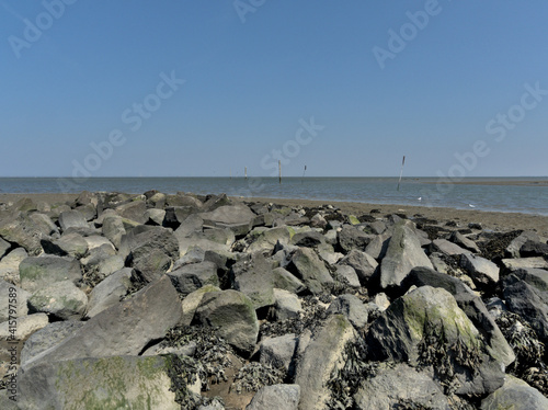Blick über Felsen in Richtung Meer an der Nordseeküste