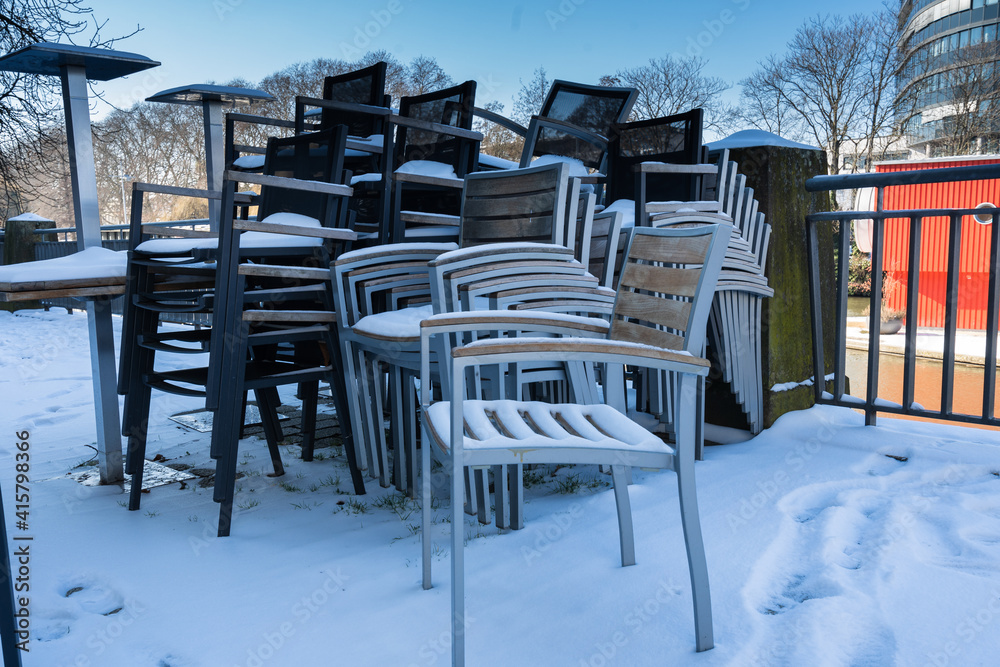 Obraz premium Gestapelte Stühle mit Schnee bedeckt