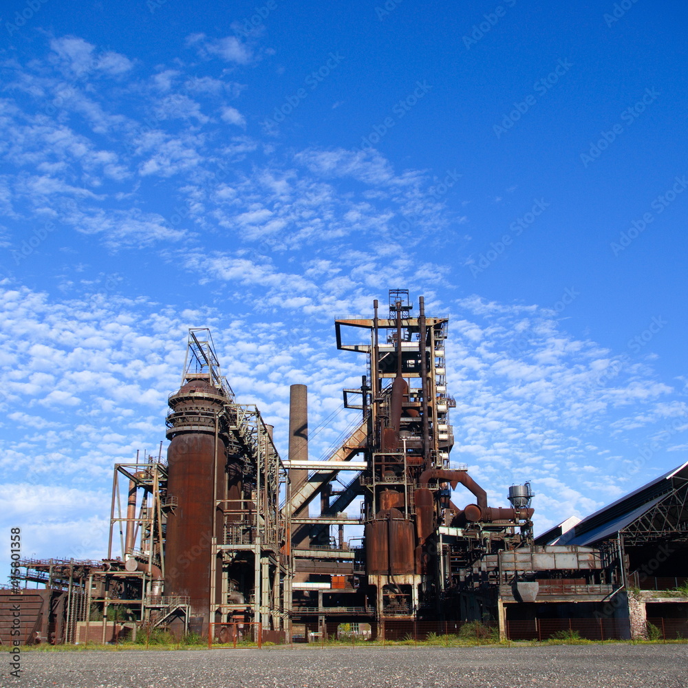 Stillgelegte Industrieanlage in Dortmund vor blauem Himmel