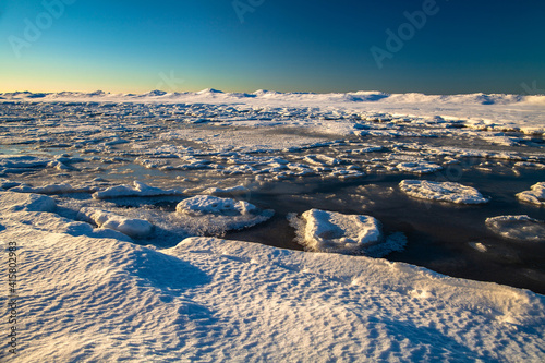 Kra i lód na Morzu Bałtyckim na plaży nieopodal Międzyzdrojów