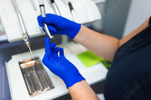 Bilde på lerret Dentist inserts burr on dental drill