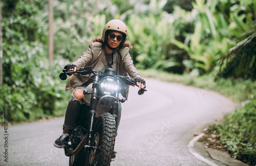 Carta da parati Beautiful girl having fun driving her custom cafe racer motorcycle