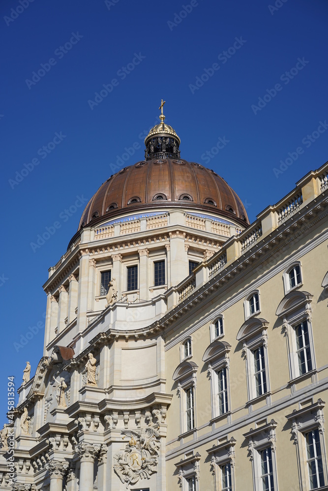 Teilaufnahme Berliner Schloss mit Kuppel und Kreuz bei Sonnenschein und blauem Himmel