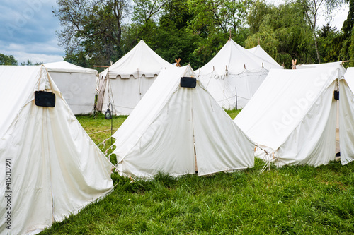 Zelte auf einer Wiese © Robert Poorten