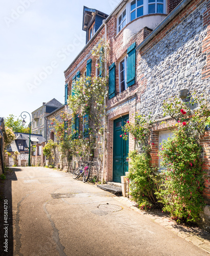 Ruelle à Veules les roses, Maisons Normandes en briques et silex, Seine-Maritime, Normandie © AnneSophie