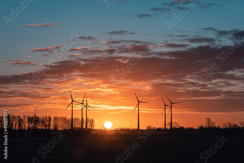 Sonnenaufgang mit Windrädern