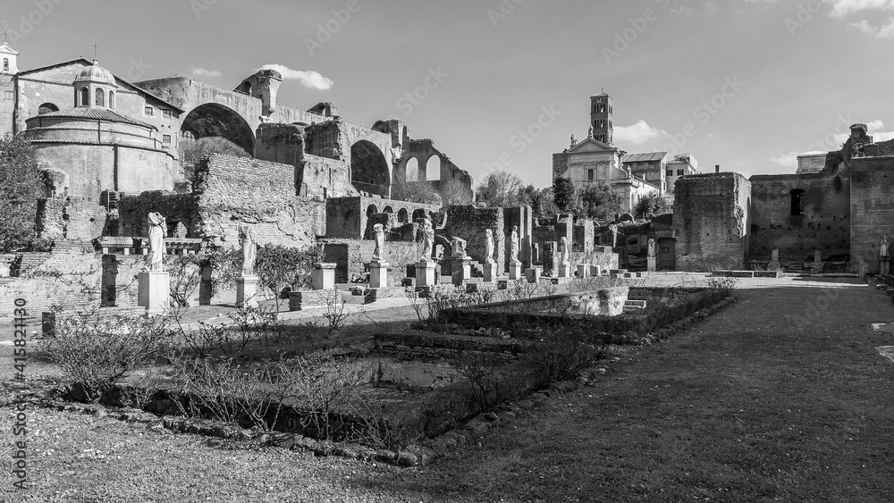 Black and white photo of ruins in the ancient roman forum square