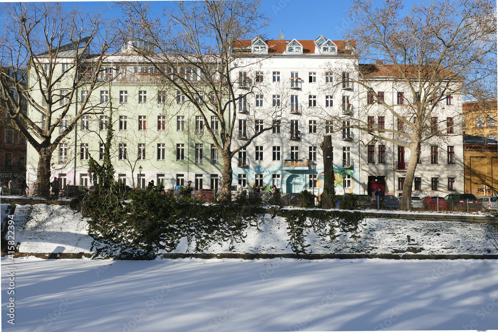 winterlicher Blick auf das Fraenkelufer in Berlin Kreuzberg 
