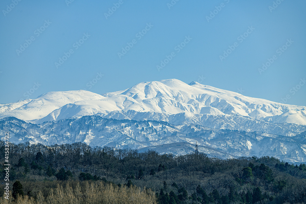 Fototapeta premium 雪の白山 遠望