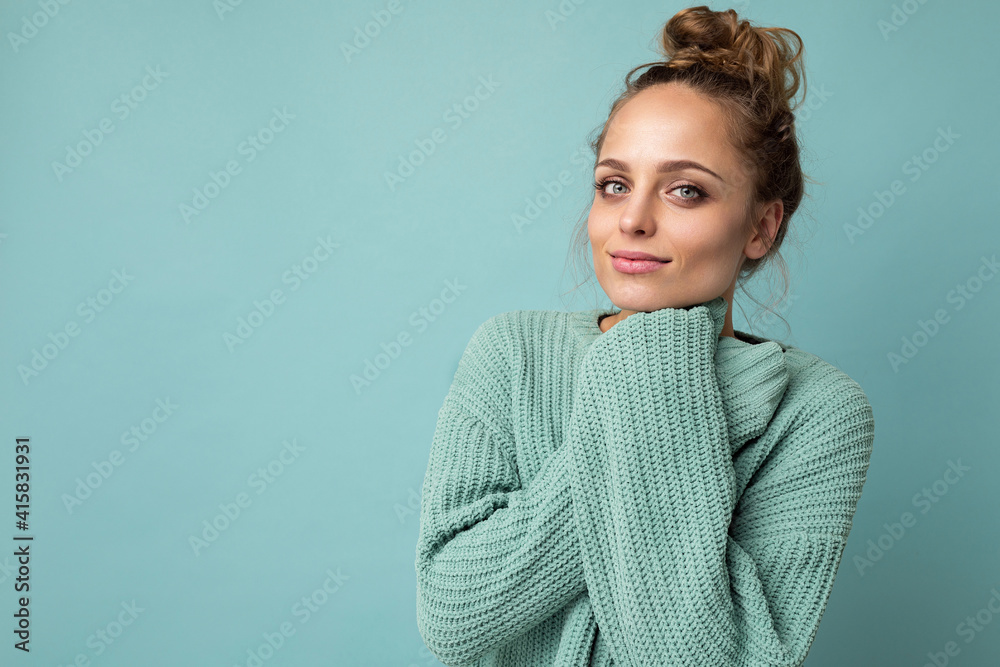 Obraz premium Close-up portrait of nice-looking attractive lovely lovable pretty cute winsome gorgeous cheerful cheery wavy-haired blonde woman isolated on pastel color background wearing stylish clothes