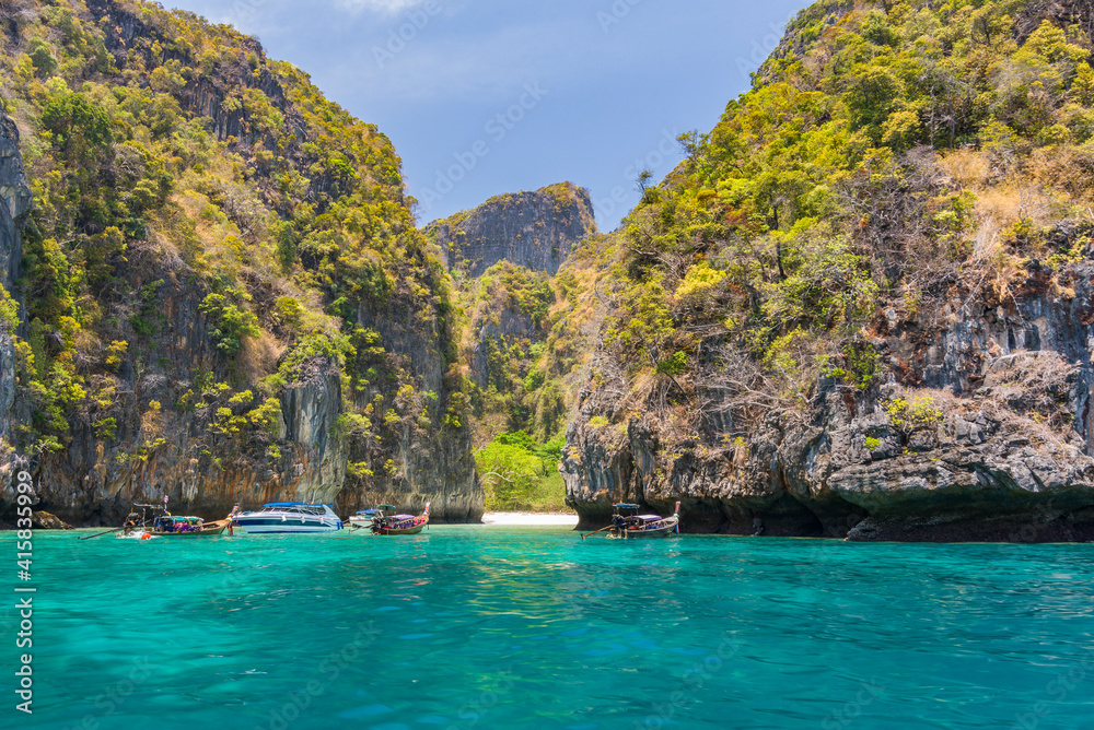 Obraz premium Hidden beach on the Phi Phi Lee island in Thailand