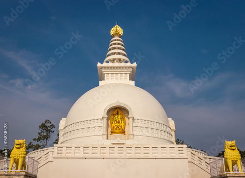 Photo buddhist stupa isolated with amazing blue sky from unique perspective