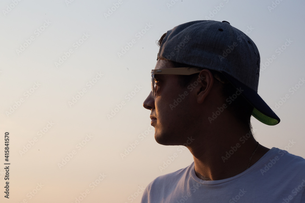 Hombre viendo la luz del sol Hombre viendo la luz del sol