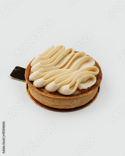 Tartlet with meringue and cream