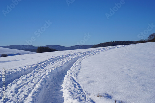 Spuren im tiefen Schnee im Hils in der Nähe von Delligsen