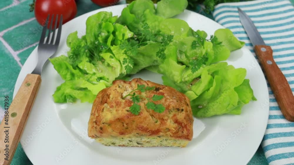 petit cake aux légumes dans une assiette petit cake aux légumes dans une assiette