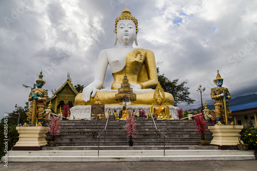 Big Buddha at Wat Phra That Doi Kham in Chiang Mai © Santi Rodríguez