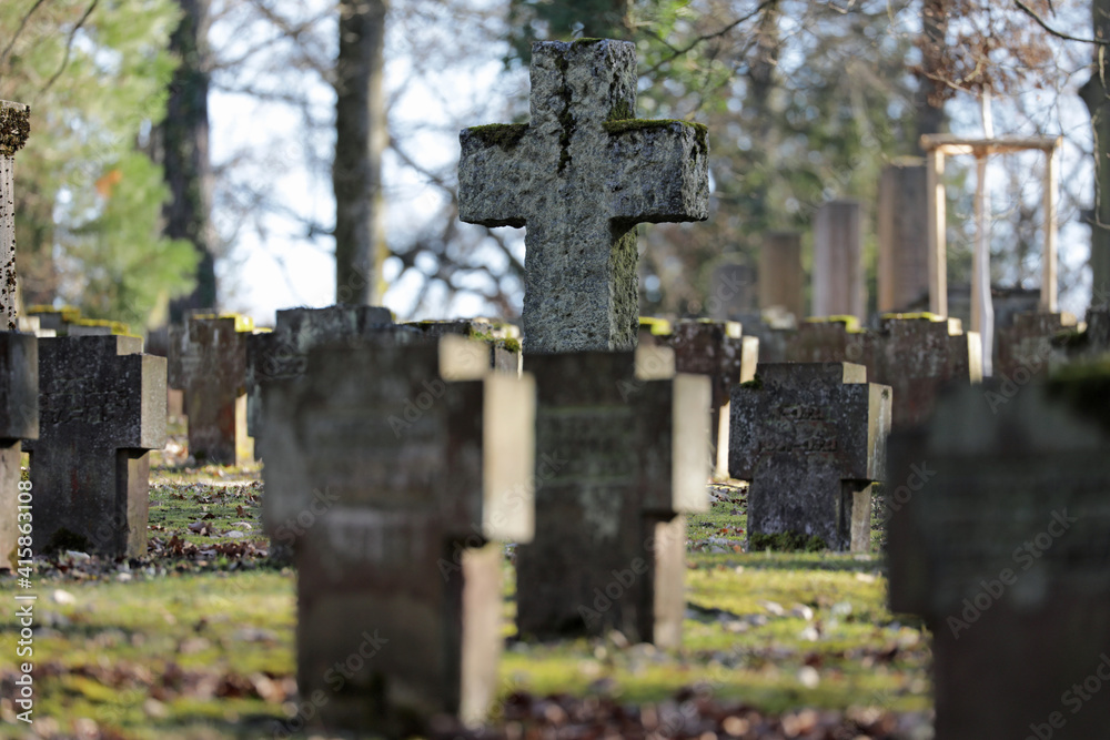 kriegsdenkmal auf einem friedhof kriegsdenkmal auf einem friedhof