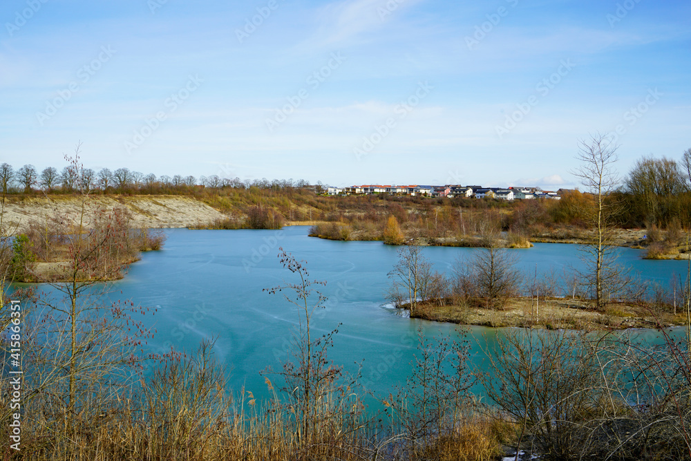 Blaue Lagune in Beckum, Nordrhein Westfalen. Gefrorener See, fotografiert im Winter bei sonnigem Wetter. Blaue Lagune in Beckum, Nordrhein Westfalen. Gefrorener See, fotografiert im Winter bei sonnigem Wetter.