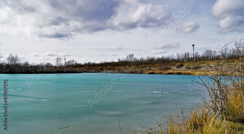 Blaue Lagune in Beckum  Nordrhein Westfalen. Gefrorener See  fotografiert im Winter bei sonnigem Wetter.