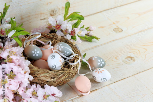 Uova di Pasqua con ramoscelli di fiori di mandorlo  photo