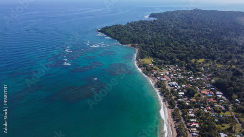 Vista aérea de la playa y el coral © Diego