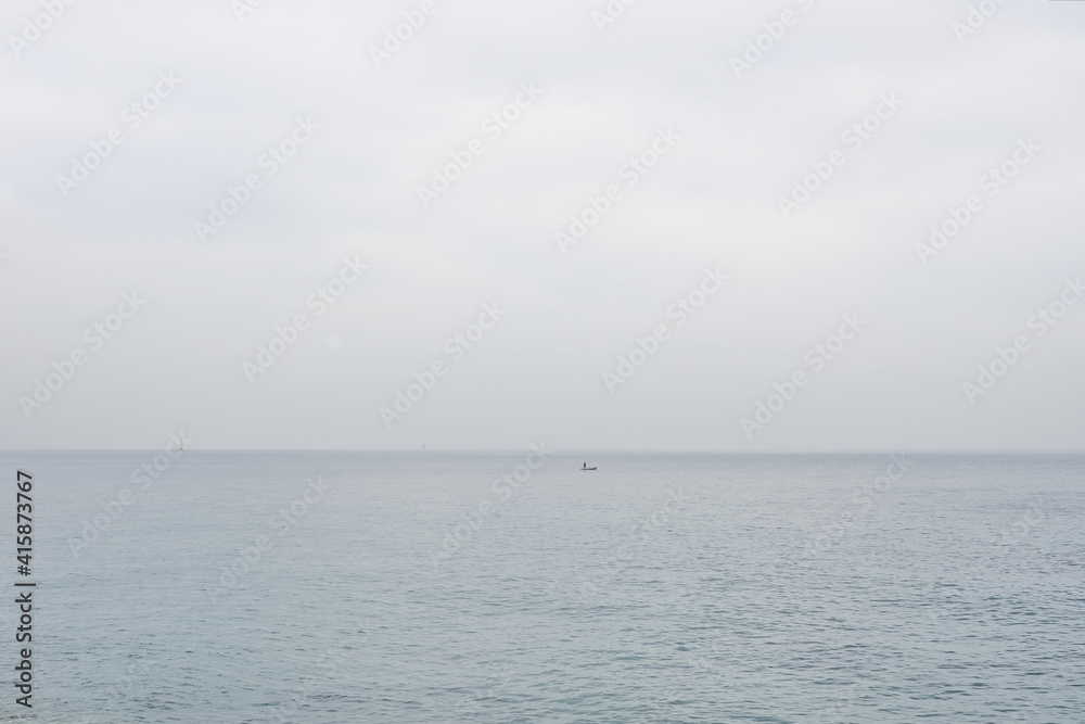 Minimalismo mar cielo gris navegación barca luz día naturaleza pescador