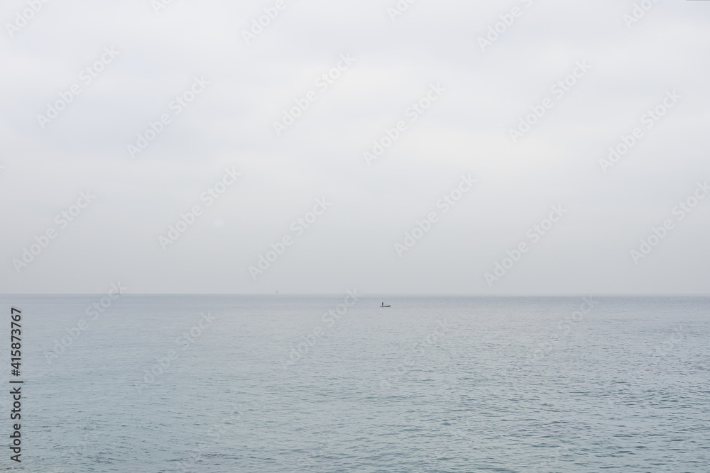 Minimalismo mar cielo gris navegación barca luz día naturaleza pescador