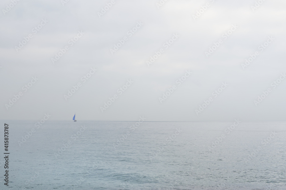 Minimalismo mar cielo gris navegación velero luz dia naturaleza