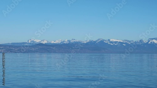 Chaîne des Alpes suisses et français derrière le lac Léman