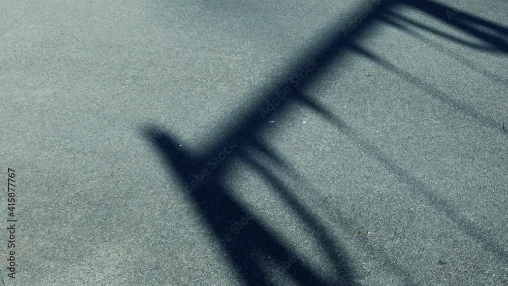 Ombre d'un enfant qui fait de la balançoire