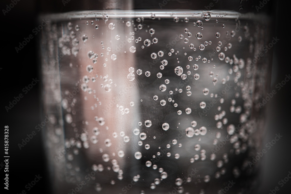 Sprudelndes Mineralwasser im Glas
