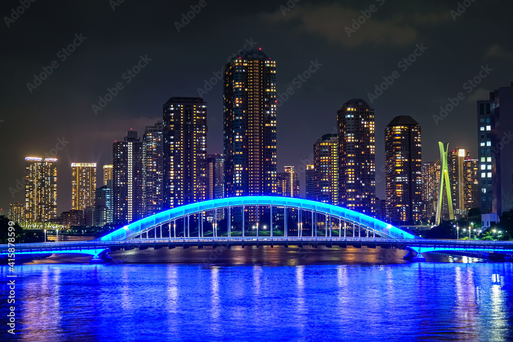 東京 隅田川に架かる永代橋と高層マンション群の夜景