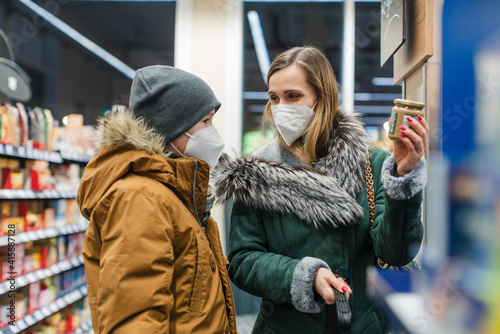 Family shopping in supermarket during covind19 pandemic photo