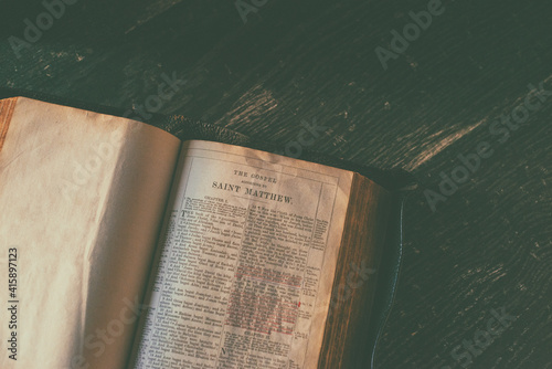 Papier peint Image of an open bible at epistle after Matthew