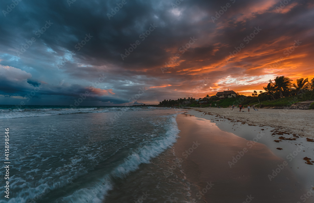 Obraz premium sunset on the beach