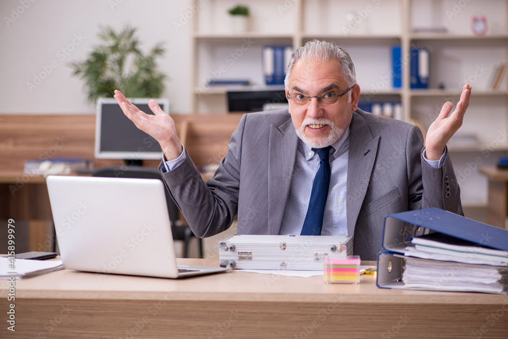 Obraz premium Old male employee in remuneration concept