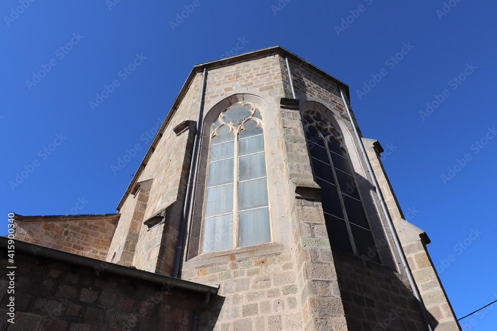 L'église catholique Saint Thyrse, église de style roman vue de l'extérieur, ville de Bas en basset, département de la Haute Loire, France