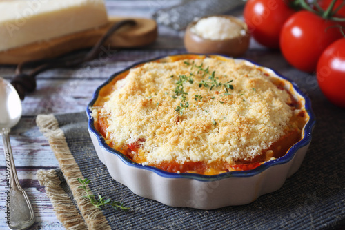 Photos Tomato crumble with aromatic herbs and parmesan cheese