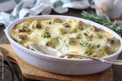 Φωτογραφία Vegetable brussels sprouts gratin with bechamel sauce
