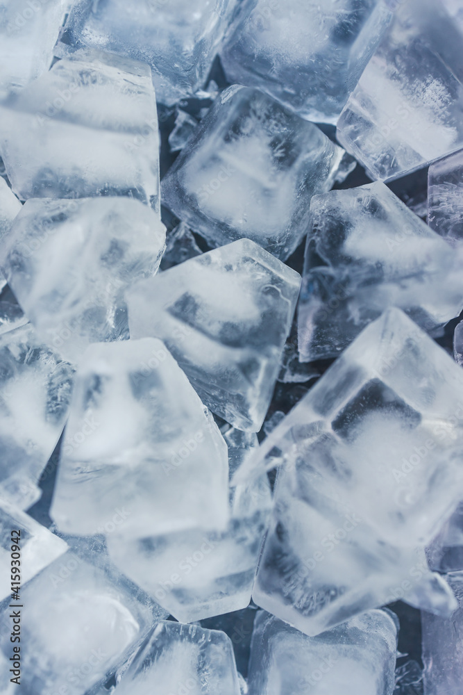 Obraz premium close-up of ice cubes in freezer tray with cold blue tones