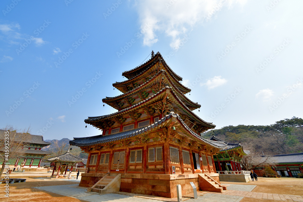 Obraz premium Architecture of a Korean Buddhist temple.