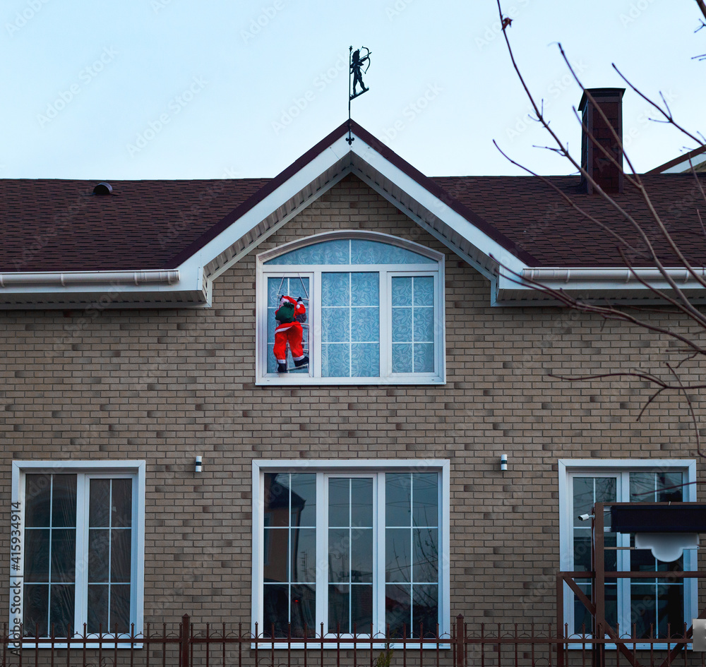 big toy Santa gets in window