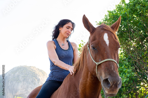 Mulher montada à cavalo no pêlo.