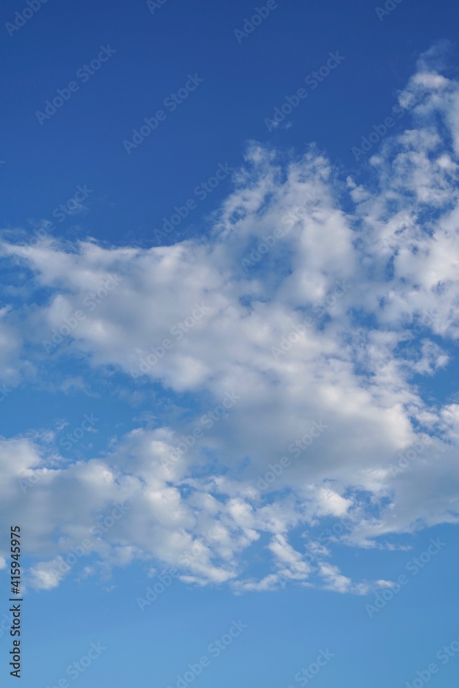 seu azul entre nuvens brancas no litoral brasileiro seu azul entre nuvens brancas no litoral brasileiro
